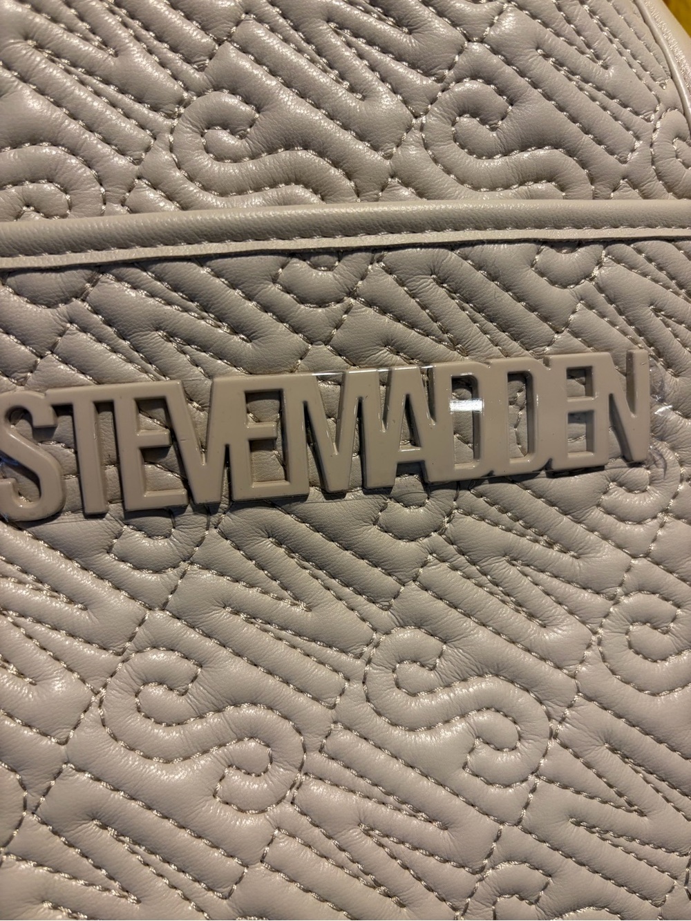 Steve Madden Cream Quilted Luggage Tag Weekender - Picture 11 of 12